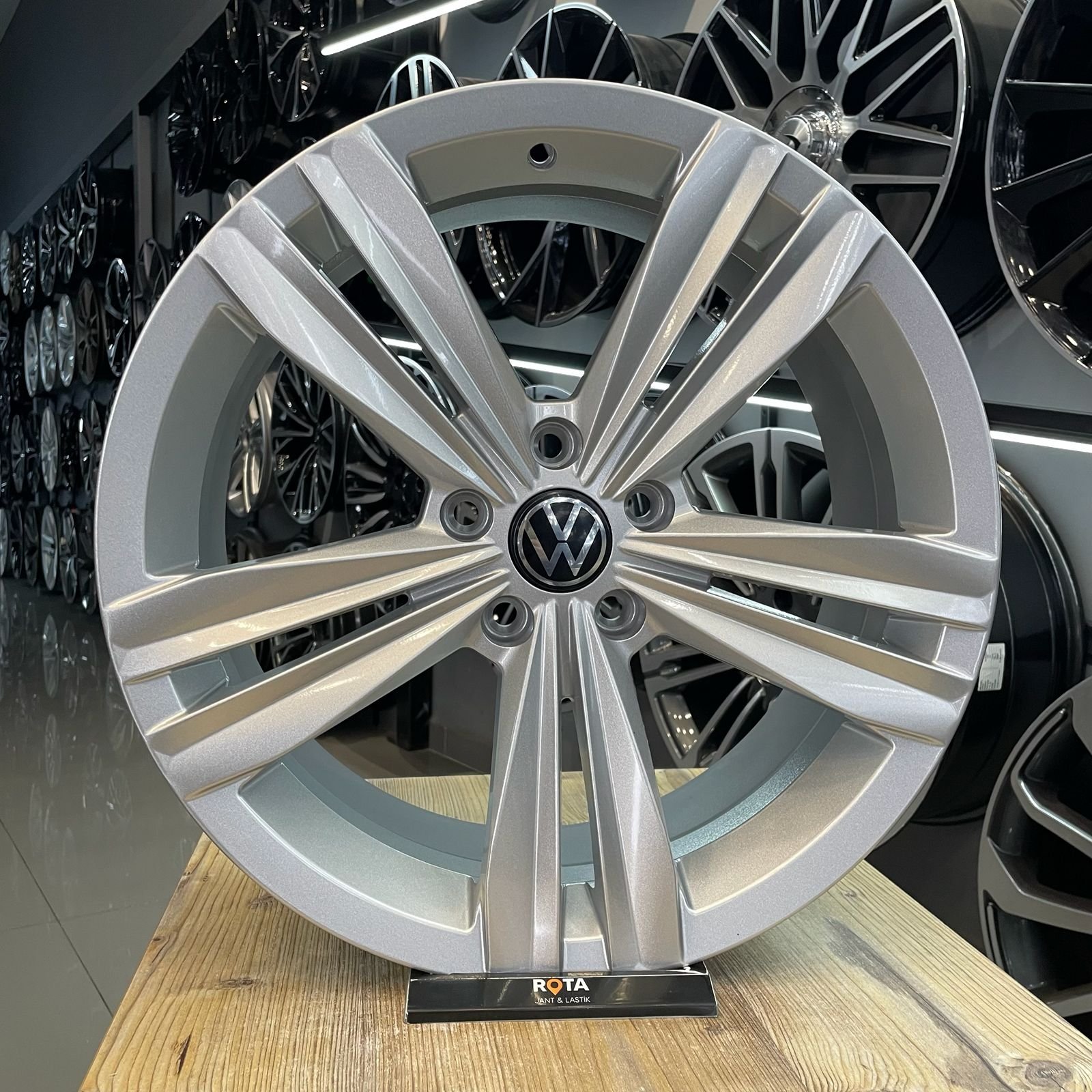 WhatsApp Image 2026-01-31 at 14.03.41 (14) 18 İnç Volkswagen Sebring Jant 5x112 ET40 silver - Görsel 1