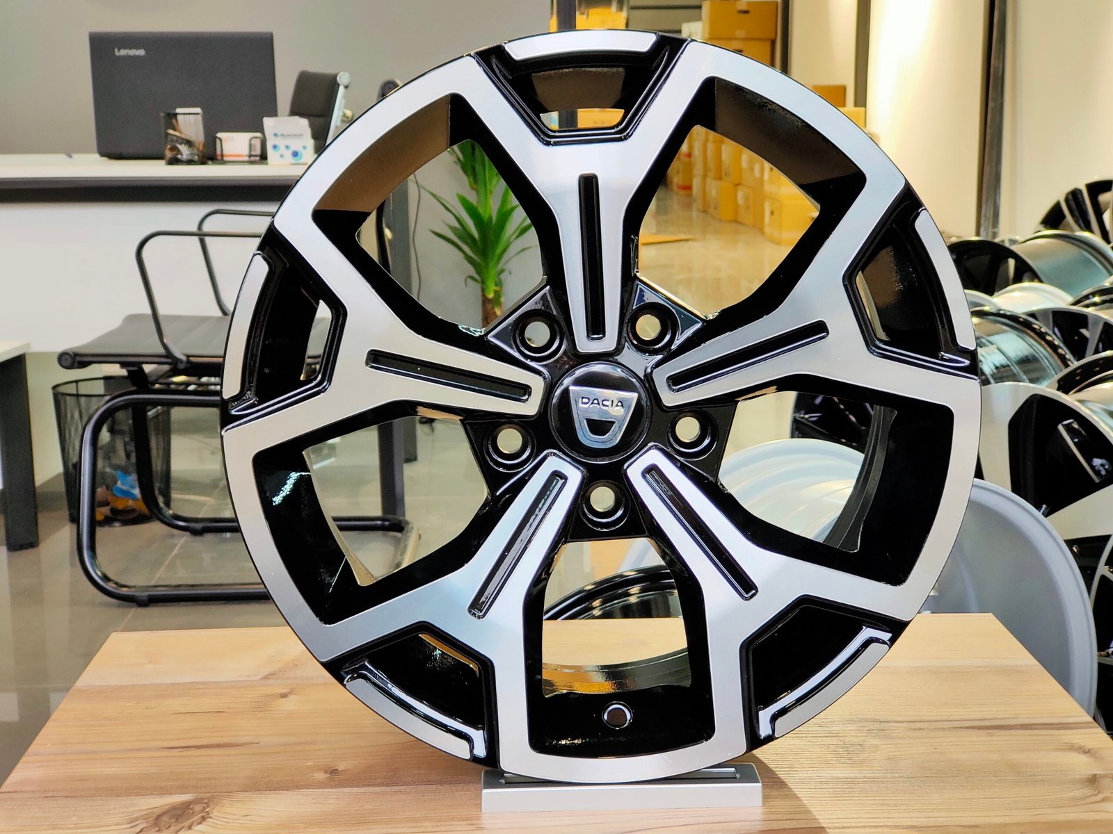 oppo_0 16 İnç Dacia Duster Uyumlu Siyah Çelik Jant 5x114.3 ET40 - Görsel 1