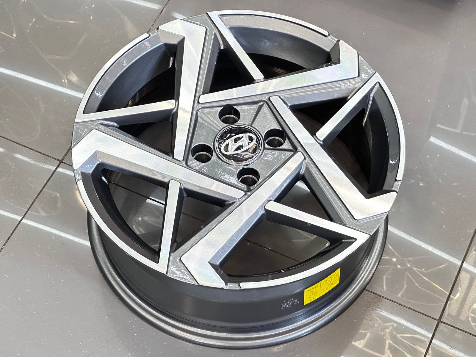 IMG_2787 16 İnç Hyundai Uyumlu Füme Elmas Kesim Jant 4x100 ET40 - Görsel 1
