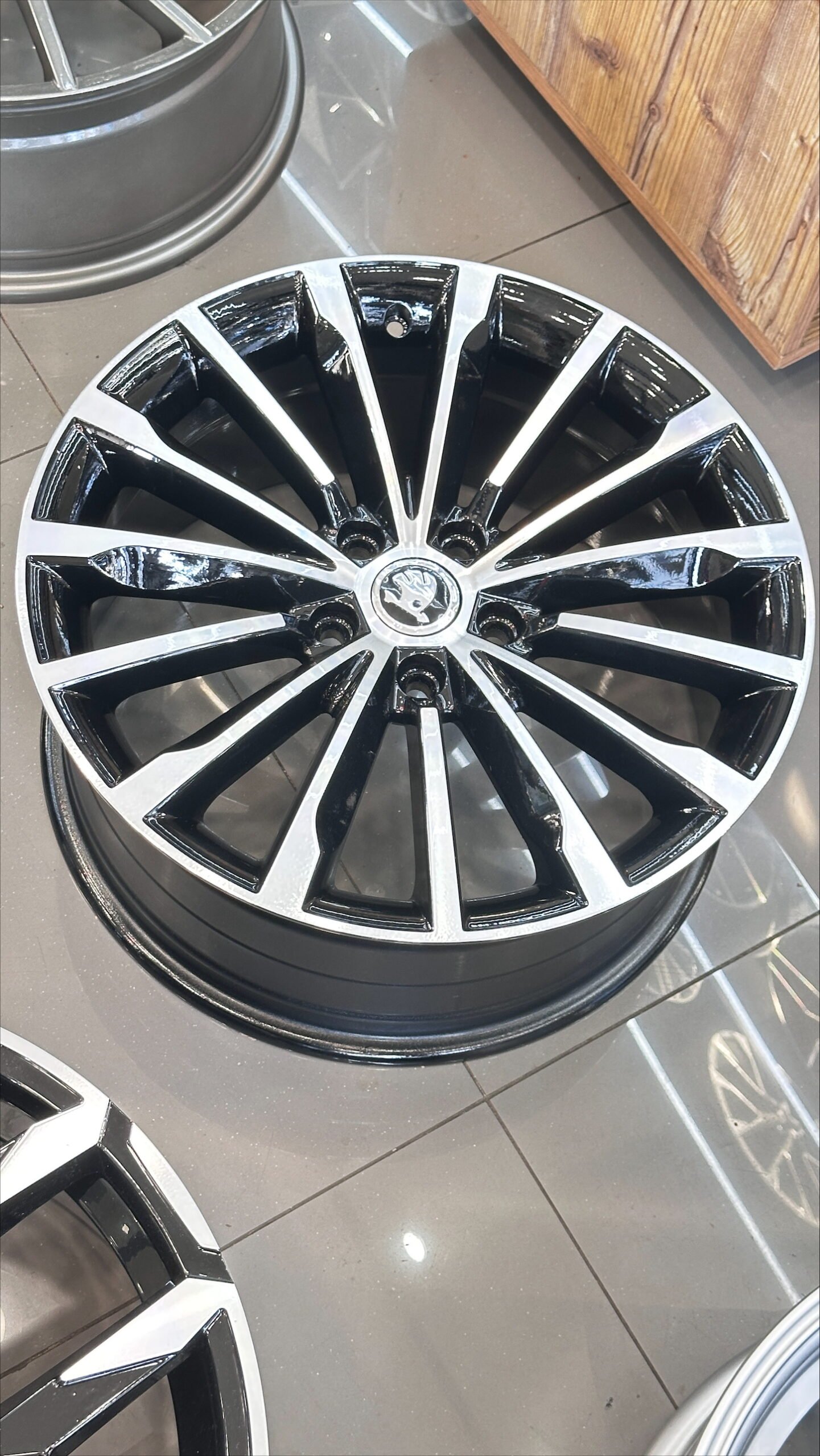 processed-1A2C75FB-4496-4385-A79F-C5F9BF62EB8E 18 İnç Skoda Phoenix Model Black Diamond Çelik Jant 5x112 ET41 - Görsel 1