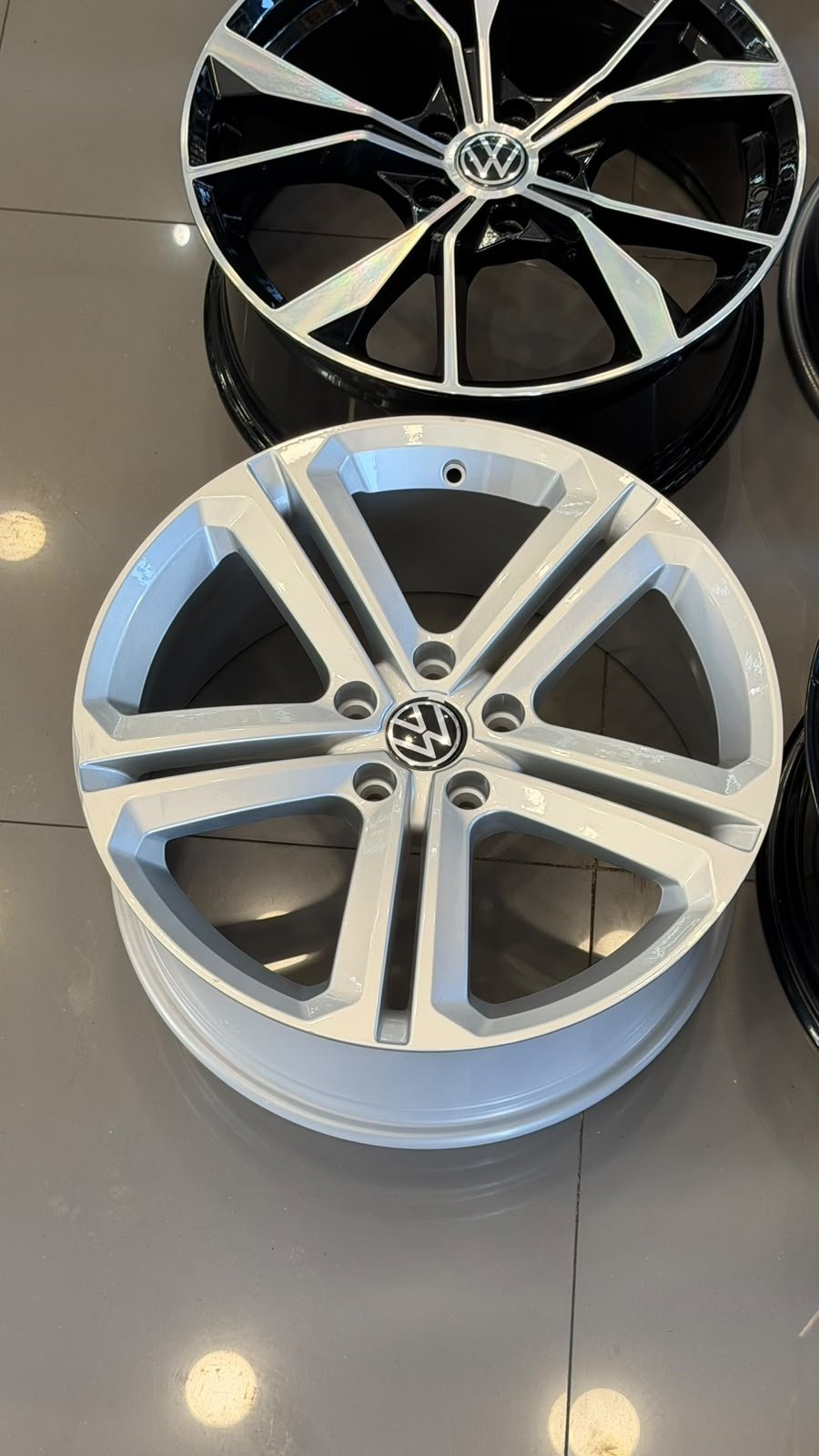 WhatsApp Image 2026-09-23 at 20.18.35 18 İnç VW Mallory Tasarım Silver Çelik Jant Takımı 5x112 ET42 (8J) - Görsel 1