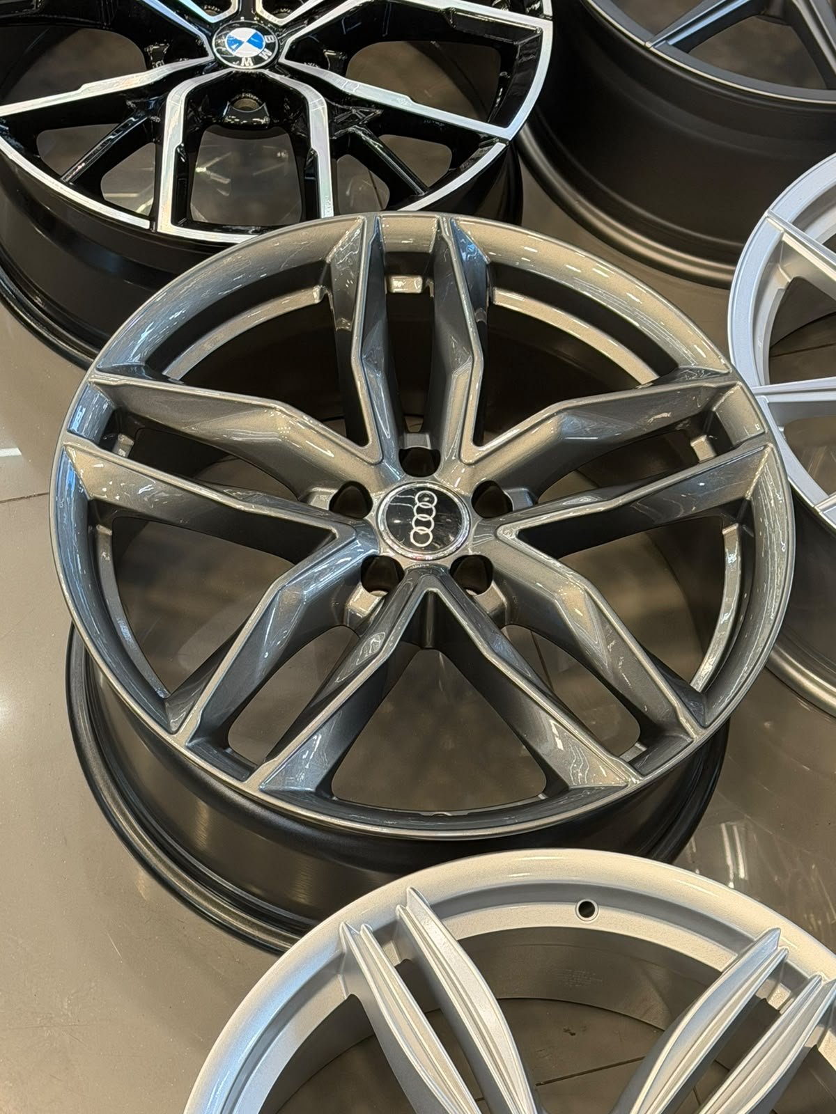 WhatsApp Image 2026-09-23 at 20.19.21 20 İnç Audi RS6 Tasarım Gun Metal Çelik Jant Takımı 5x112 ET35 (9J) - Görsel 1